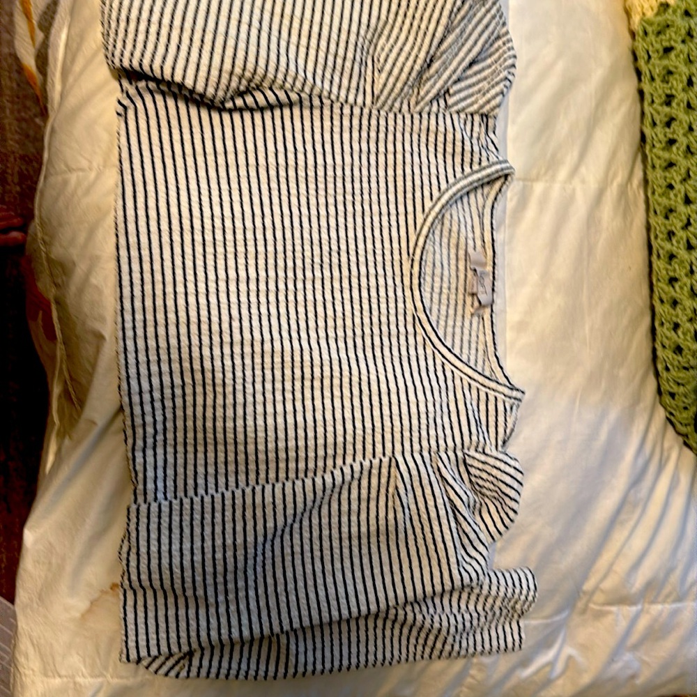 Size M, Ann Taylor loft, long sleeve shirt with puff sleeves.